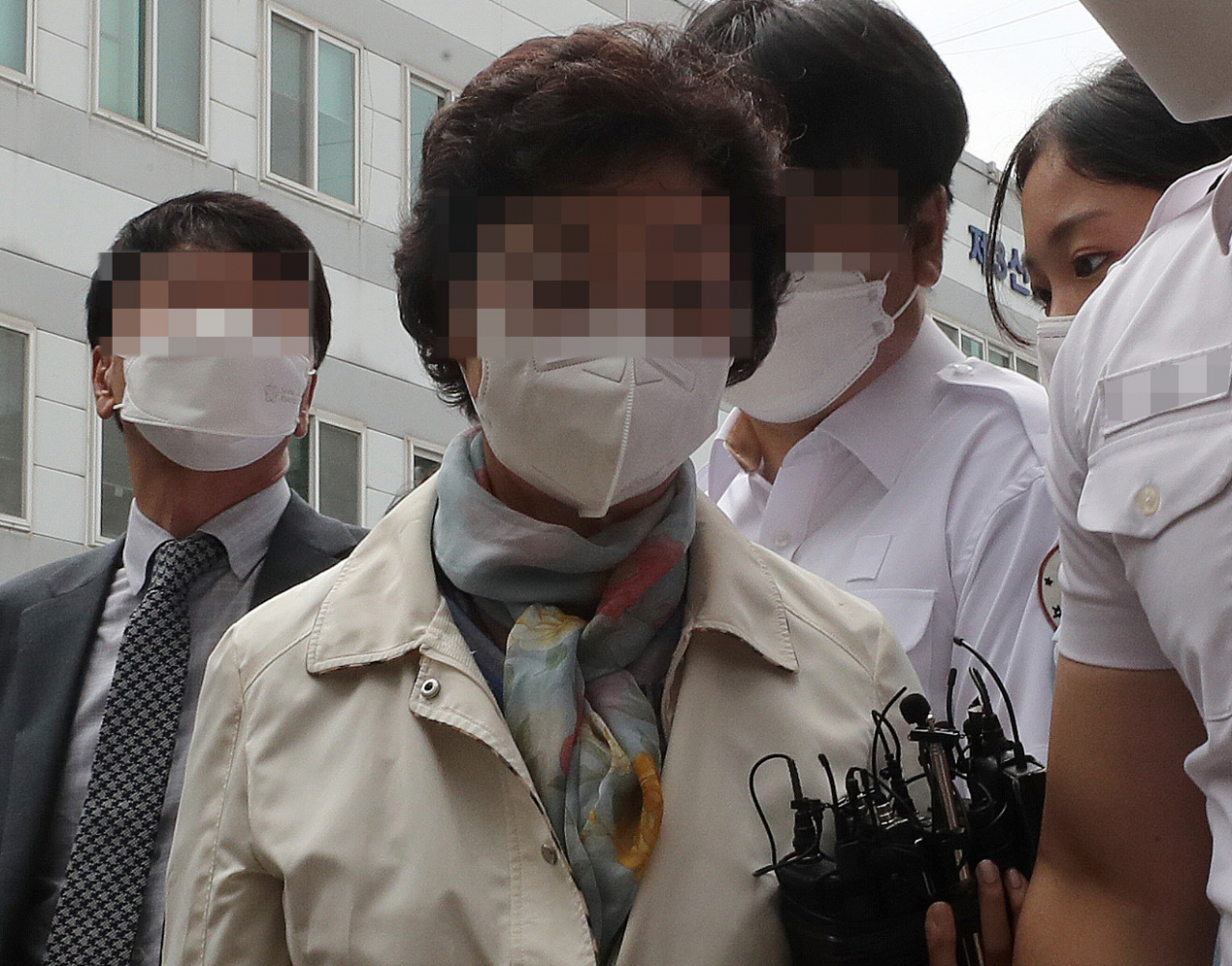 요양병원을 개설하고 요양급여를 편취한 혐의를 받는 윤석열 전 검찰총장의 장모 최모 씨가 2일 경기도 의정부시 가능동 의정부지방법원에서 열린 1심 선고공판에 출석하고 있다. [연합]