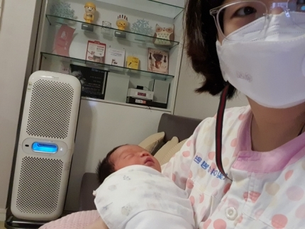 용혜인 기본소득당 의원과 지난 5월 8일 태어난 아기. [용 의원 제공]