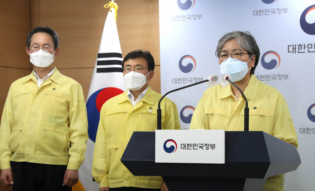 정은경 질병관리청장이 2일 정부서울청사 브리핑실에서 주말에 예정된 민노총의 전국노동자대회 자제를 요청하는 대국민 담화를 발표하고 있다. 이날 발표장에는 권덕철 보건복지부 장관, 김희겸 재난안전관리본부장이 배석했다. [연합]
