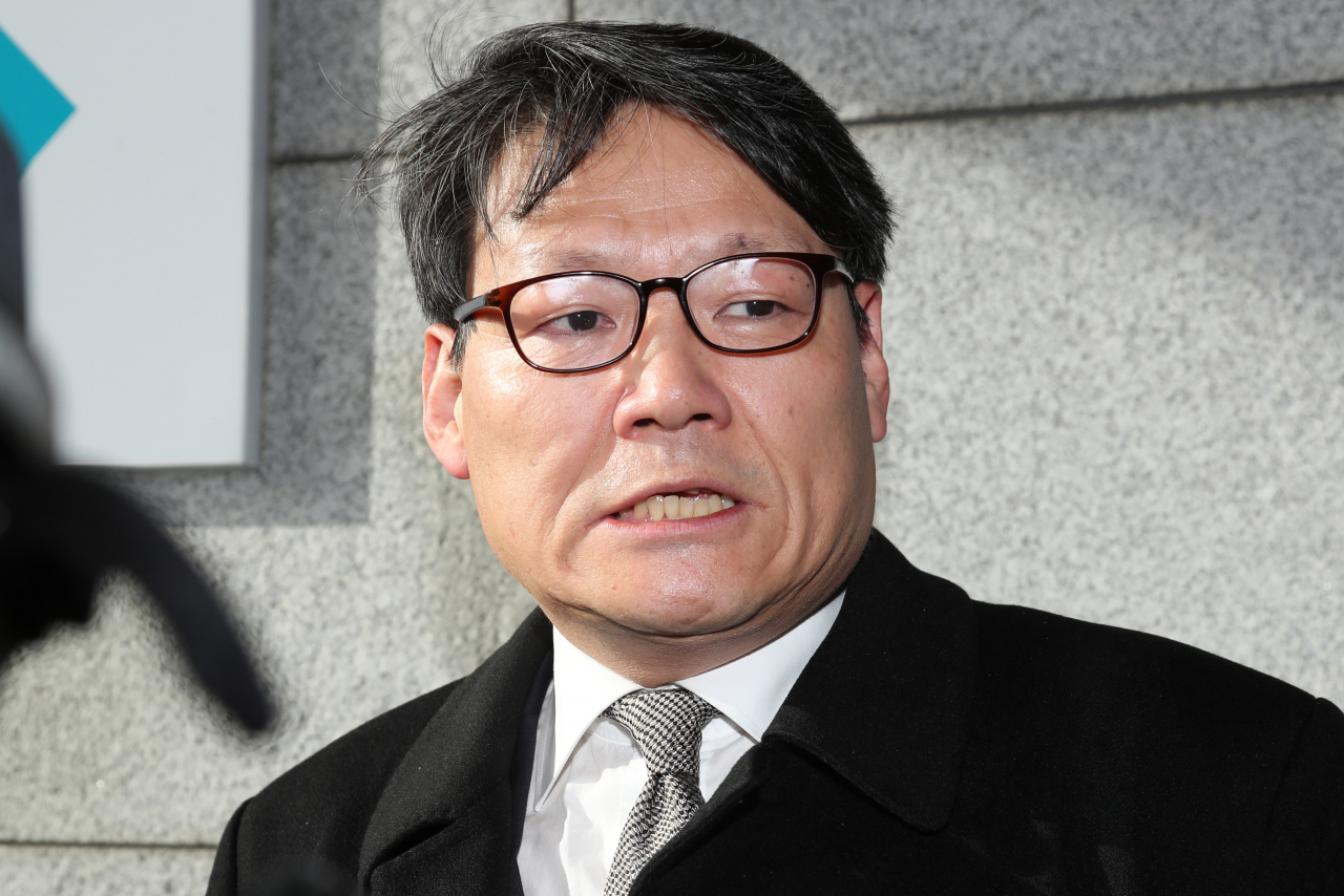 '김학의 불법출금'을 주도한 혐으로 이광철 청와대 민정비서관이 기소됐다. 이 비서관은 검찰의 기소에 부담을 느끼고 사의를 표명했다. [연합]