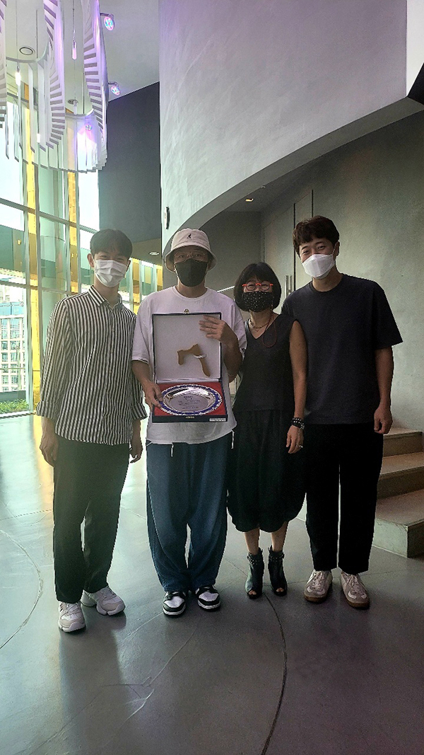 왼쪽부터 김정욱PD(집사부일체), 탁재훈, 최영인 SBS 본부장, 박중원PD(미운 우리 새끼)