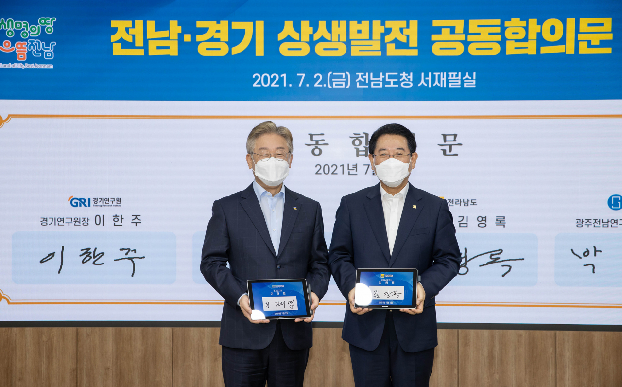 이재명 경기지사(왼쪽)과 김영록 전남도지사(오른쪽)
