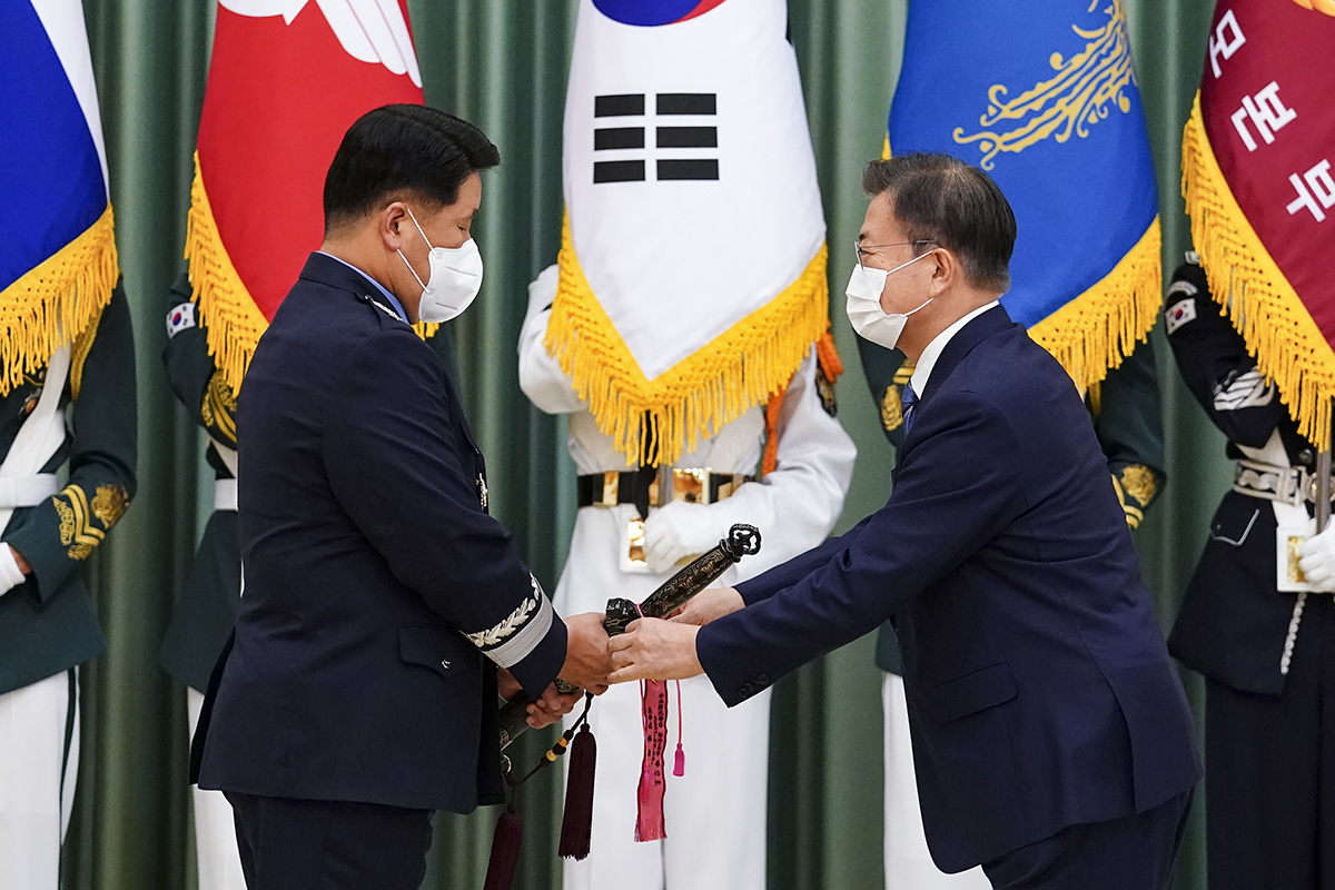 문재인 대통령이 2일 청와대 본관 충무실에서 열린 박인호 공군참모총장 진급 및 보직 신고식에서 박 총장의 삼정검에 수치를 달아주고 있다. [헤럴드DB]