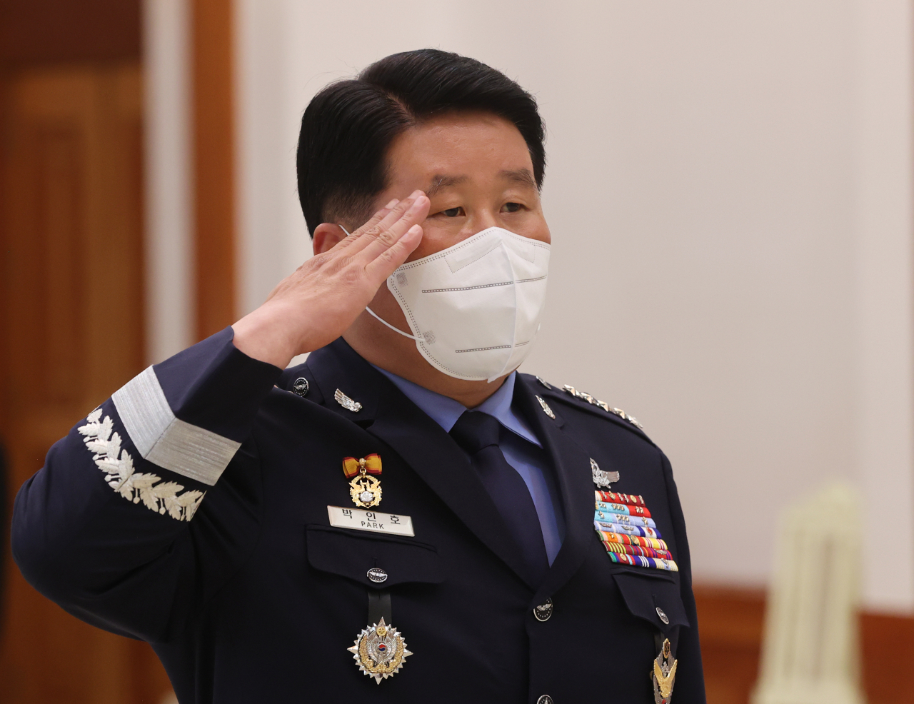 박인호 공군참모총장이 2일 청와대 본관 충무실에서 열린 진급 및 보직 신고식에서 문재인 대통령에게 거수경례하고 있다. [연합]