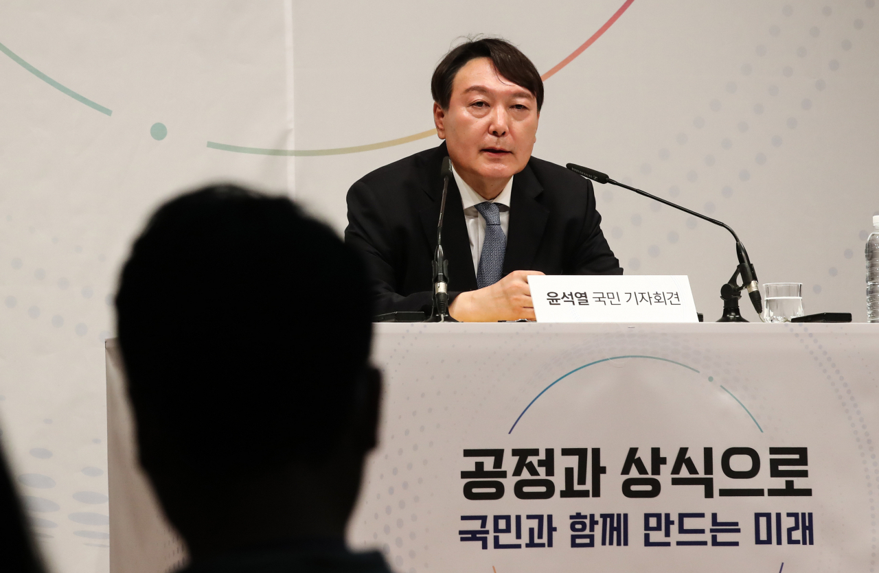 윤석열 전 검찰총장이 6월 29일 서울 서초구 매헌 윤봉길 의사 기념관에서 열린 대선 출마 기자회견에서 취재진의질문에 답변하고 있다. 연합뉴스