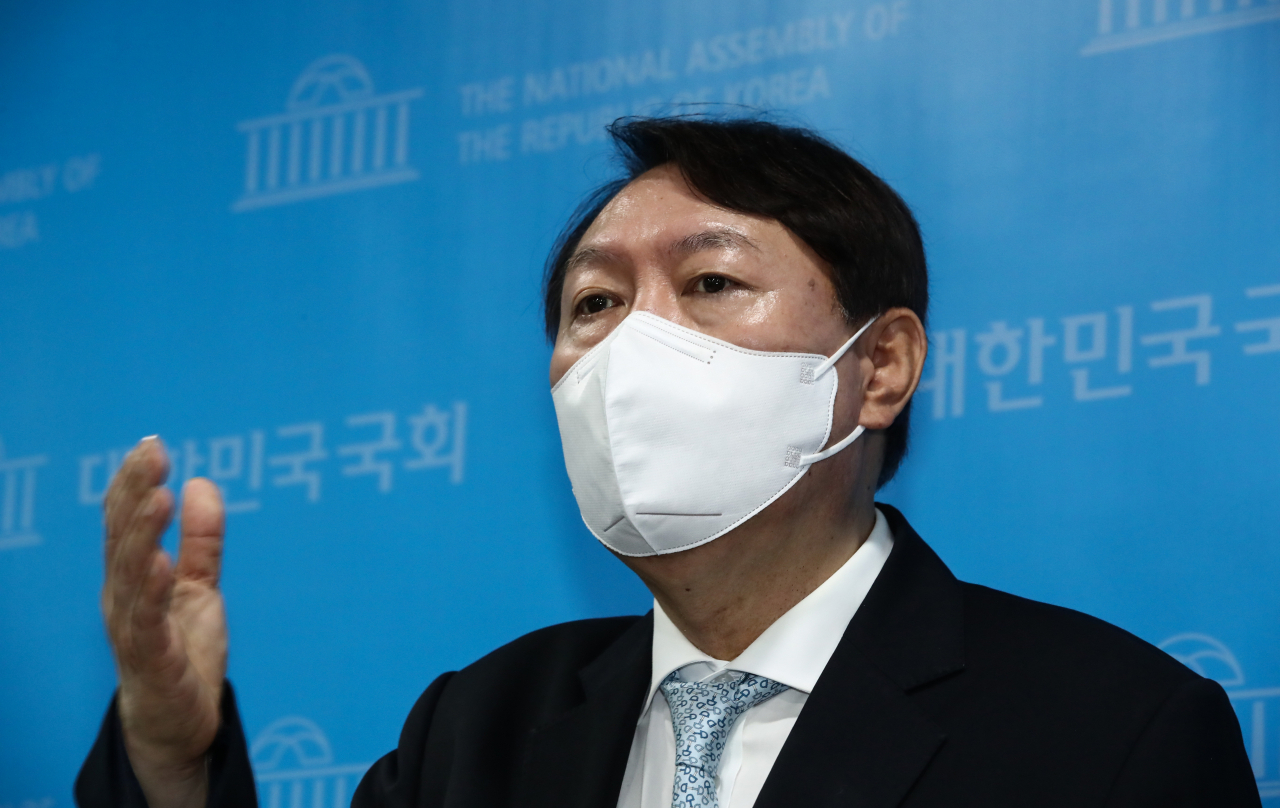대권주자인 윤석열 전 검찰총장이 30일 서울 여의도 국회 소통관을 방문, 출입기자 등과 인사를 마친 뒤 기자들의 질문에 답하고 있다. 연합뉴스