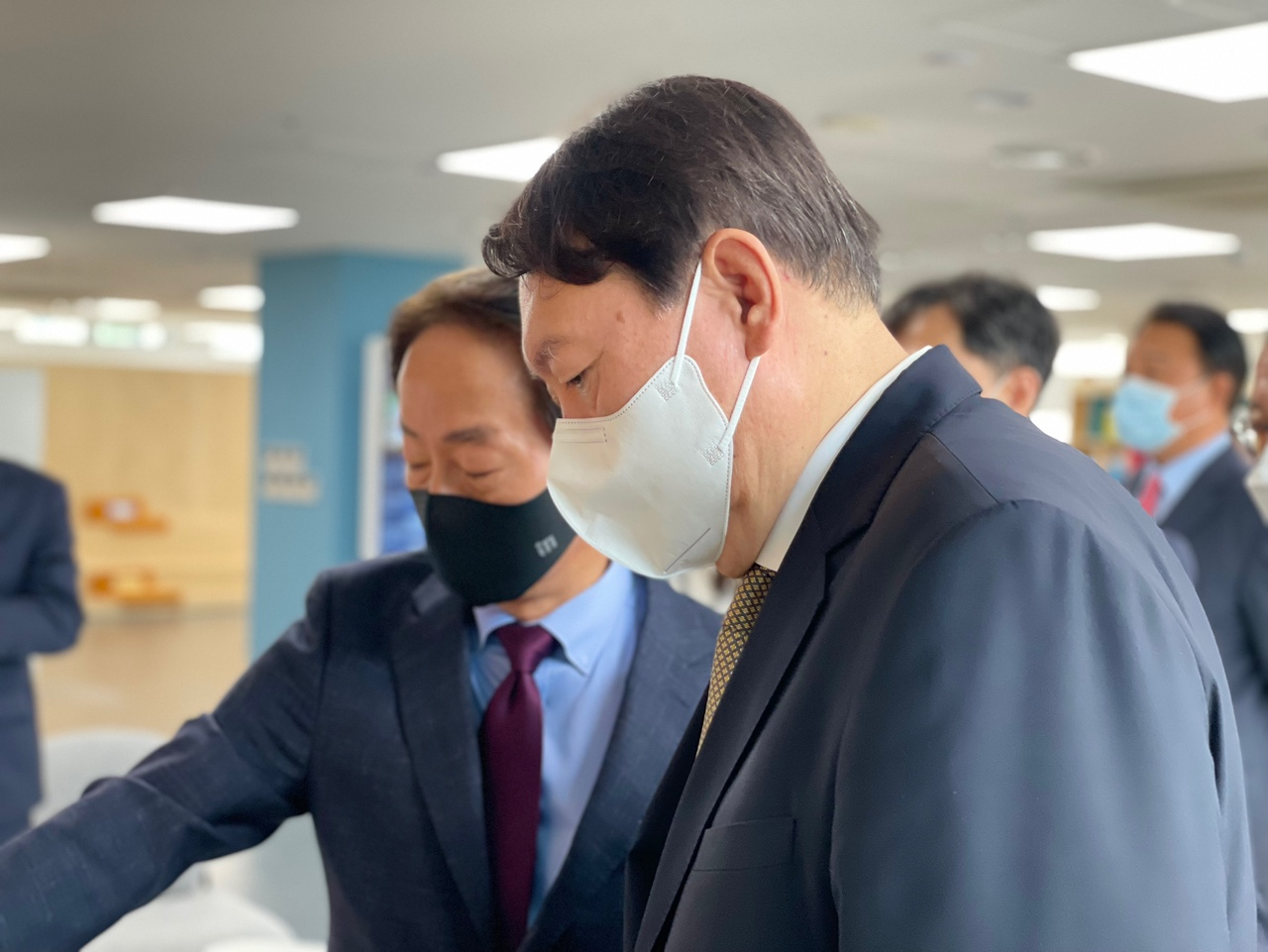 대권주자인 윤석열 전 검찰총장이 2일 서울 동작구 상도동 김영삼 대통령 기념관을 방문, 김현철 김영삼민주센터 상임이사와 기념관을 둘러보고 있다. 같은 시각 윤 전 총장의 장모는 의정부지법에서 법정 구속됐다. 연합뉴스