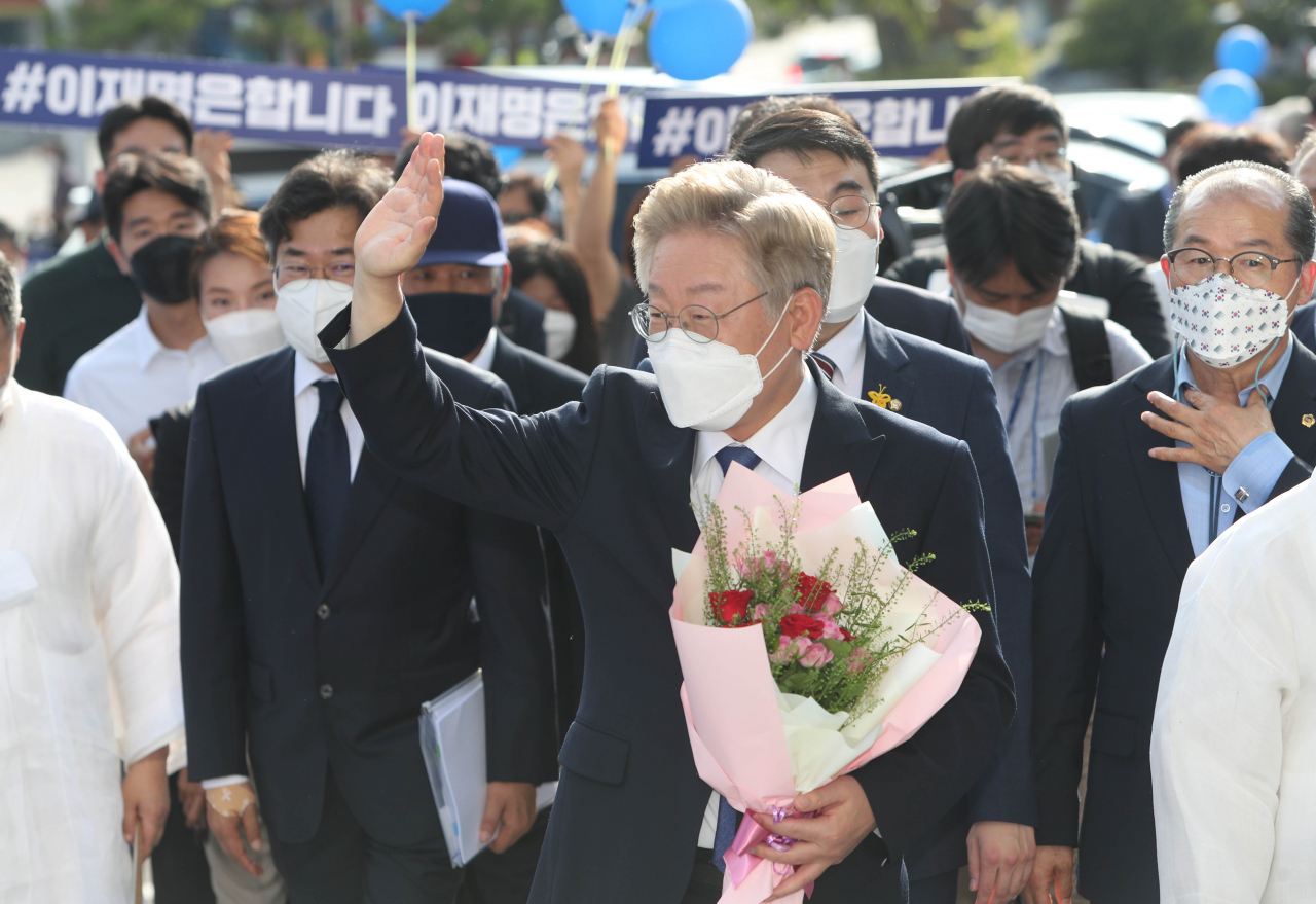 대선 출마를 공식 선언한 이재명 경기지사가 지난 1일 오후 경북 안동시 경북유교 문화회관을 방문한 자리에서 지지자들의 환영에 손을 들어 인사하고 있다. [연합]