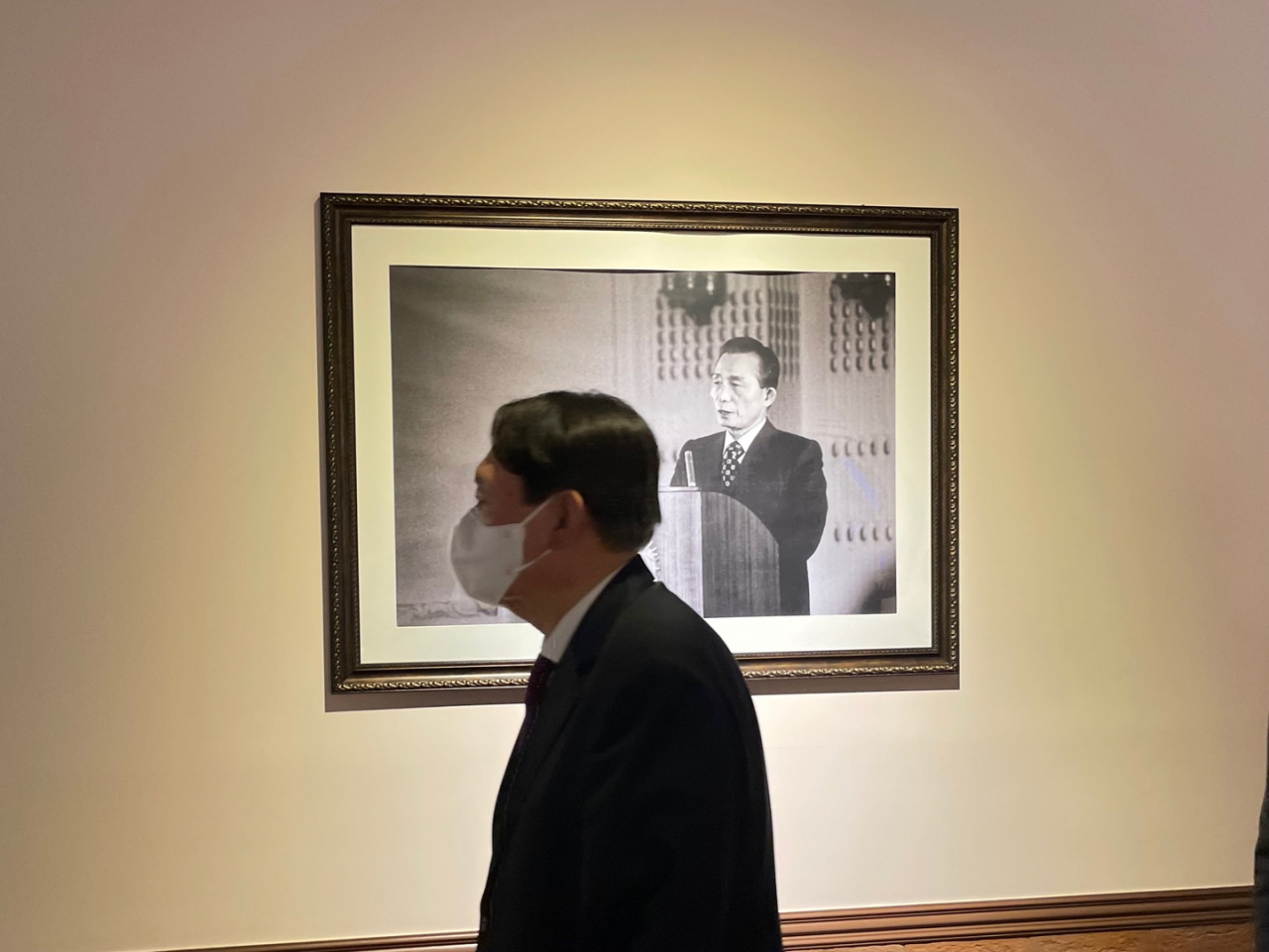 윤석열 전 검찰총장이 장모 최씨가 1심에서 실형을 선고받고 법정구속된 2일 오후 서울 마포구 상암동 박정희대통령 기념재단을 방문하고 있다. [윤석열 캠프 제공]