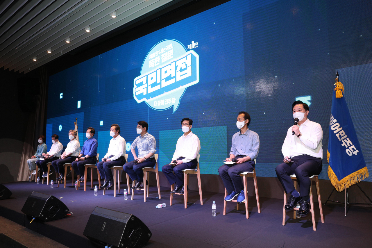더불어민주당 대통령선거 후보자 선출을 위한 경선에 출마한 추미애 전 법무부 장관(왼쪽부터), 이광재 의원, 이재명 경기지사, 정세균 국무총리, 이낙연 전 대표, 박용진 의원, 양승조 충남지사, 최문순 강원지사, 김두관 의원이 지난 1일 서울 여의도 글래드호텔에서 열린 공명선거·성평등 실천 서약식 및 국민면접 프레스데이에 참석하고 있다. [연합]