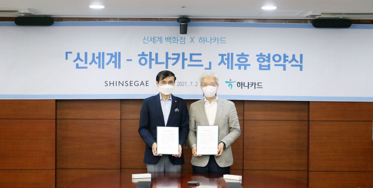 차정호 신세계백화점 대표이사 사장(좌)과 하나카드 권길주 대표이사(우)가 2일(금), 하나금융그룹 명동사옥에서 업무 제휴 협약 후 기념 촬영을 진행하고 있다.[신세계백화점 제공]
