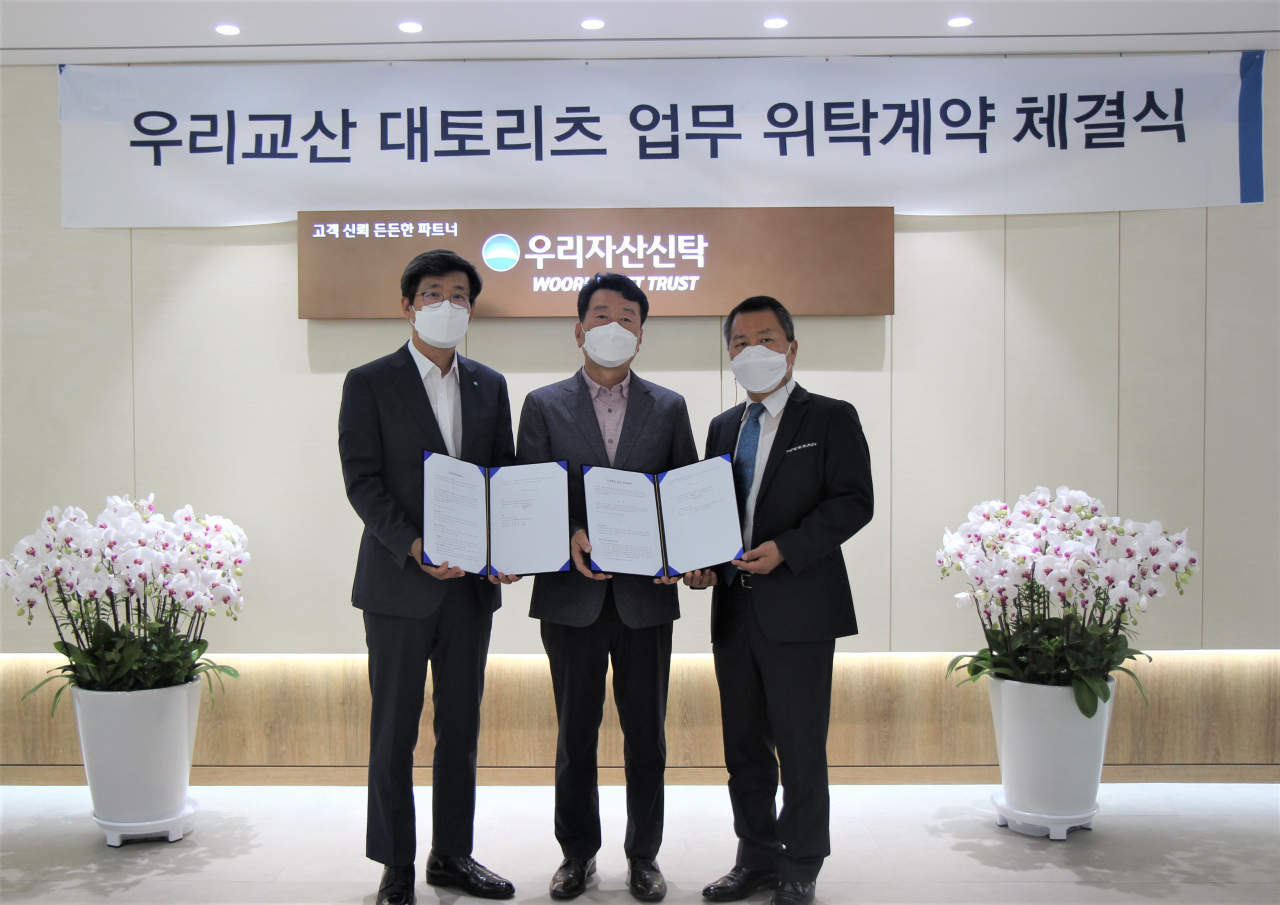 우리자산신탁은 지난 1일 서울 삼성동 소재 우리자산신탁 본사에서 '우리교산 대토리츠 업무 위탁계약'을 체결했다. 왼쪽부터 이창재 우리자산신탁 대표, 김흥태 (주)우리교산대토제1호리츠 대표, 한계현 교산홀딩스(주) 대표가 기념사진을 촬영하고 있다.