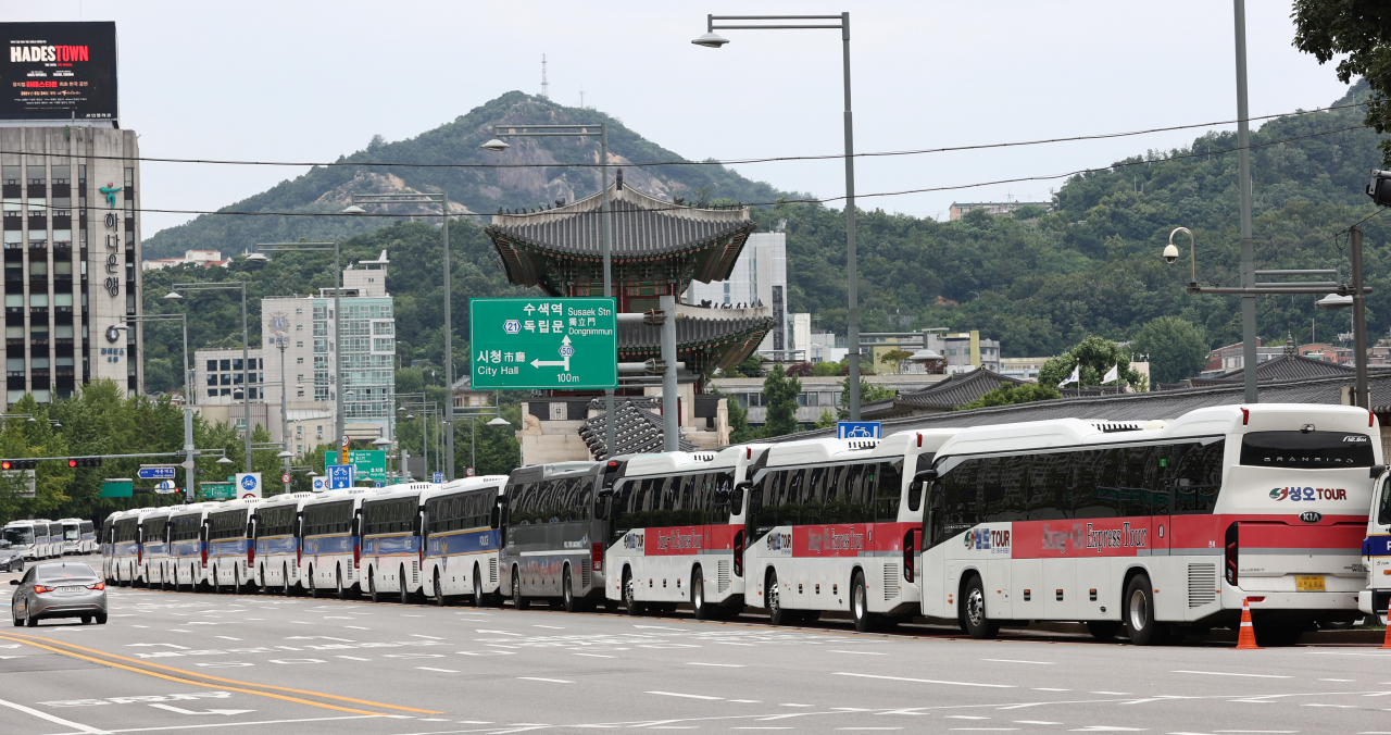 민주노총 전국노동자대회가 예고된 3일 오전 서울 광화문 앞에 집회 차단을 위해 동원된 버스들이 줄 지어 서 있다. [연합뉴스]