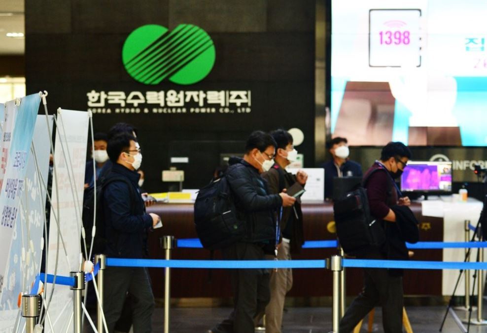 Prosecution investigators enter the headquarters of the state-run Korea Hydro and Nuclear Power Co. in Gyeongju, North Gyeongsang Province, southeastern South Korea, on Nov. 6, 2020, as part of a probe into allegations that the company manipulated the profitability projections of the now-decommissioned Wolsong-1 nuclear reactor to determine the facility's early closure. (Yonhap)