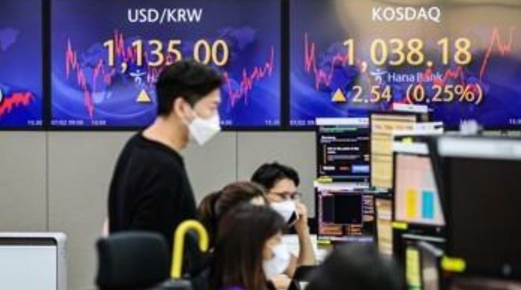 Electronic signboards at a Hana Bank dealing room in Seoul show the benchmark Korea Composite Stock Price Index closed at 3,281.78 on July 2, 2021, down 0.28 points or 0.01 percent from the previous session's close. (Yonhap)