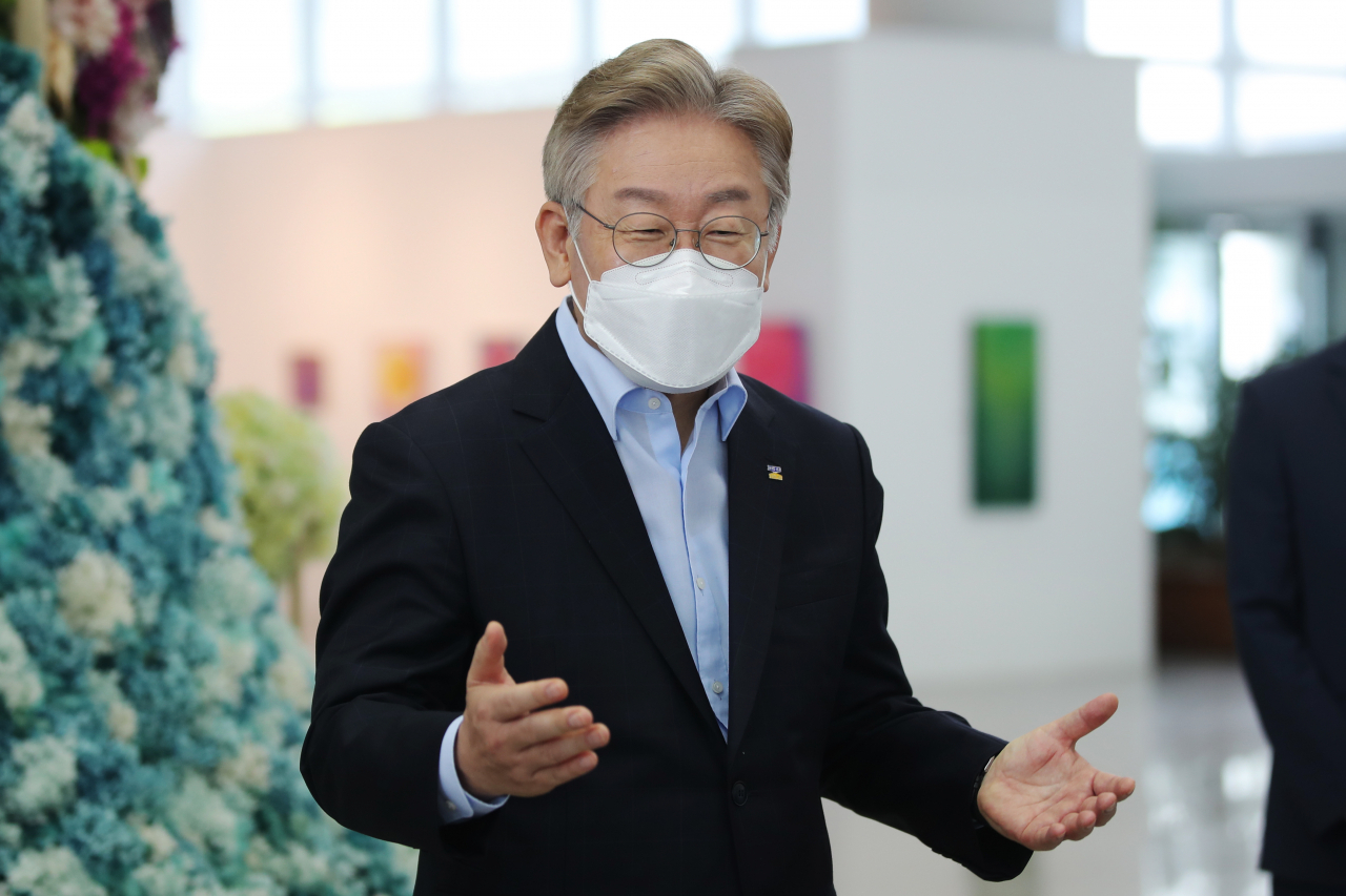 이재명 경기도지사가 2일 오후 전남 무안군 전남도청에서 전남·경기도 상생 협력을 위한 합의를 체결한 뒤 취재진의 질문에 답하고 있다. [연합]