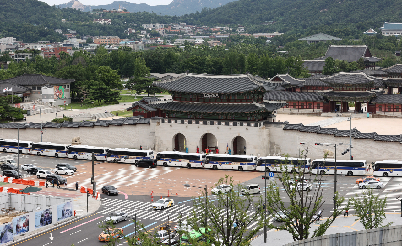 지난 3일 오전 서울 광화문 앞에 집회 차단을 위해 동원된 버스들이 줄 지어 서 있다. [연합]