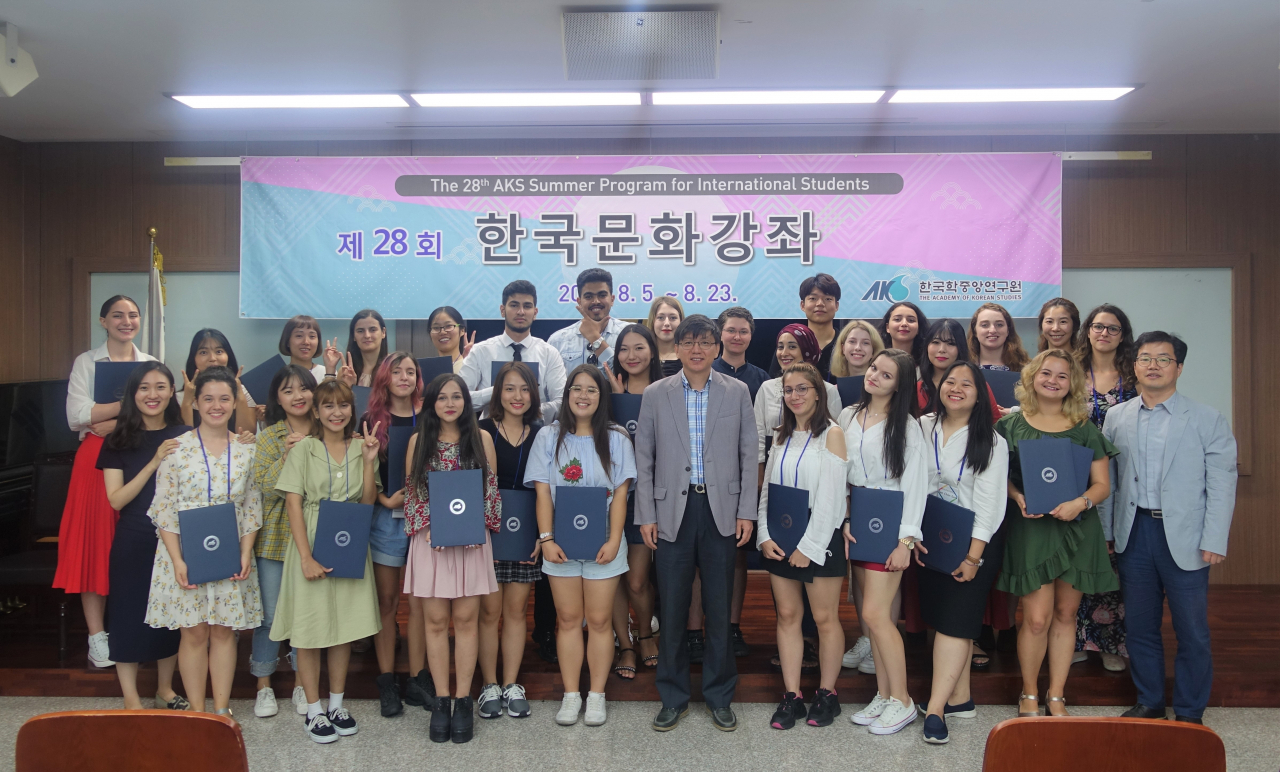 28회차 한국문화강좌 수강생들의 수료식. 올 여름엔 30~31회차가 진행된다.