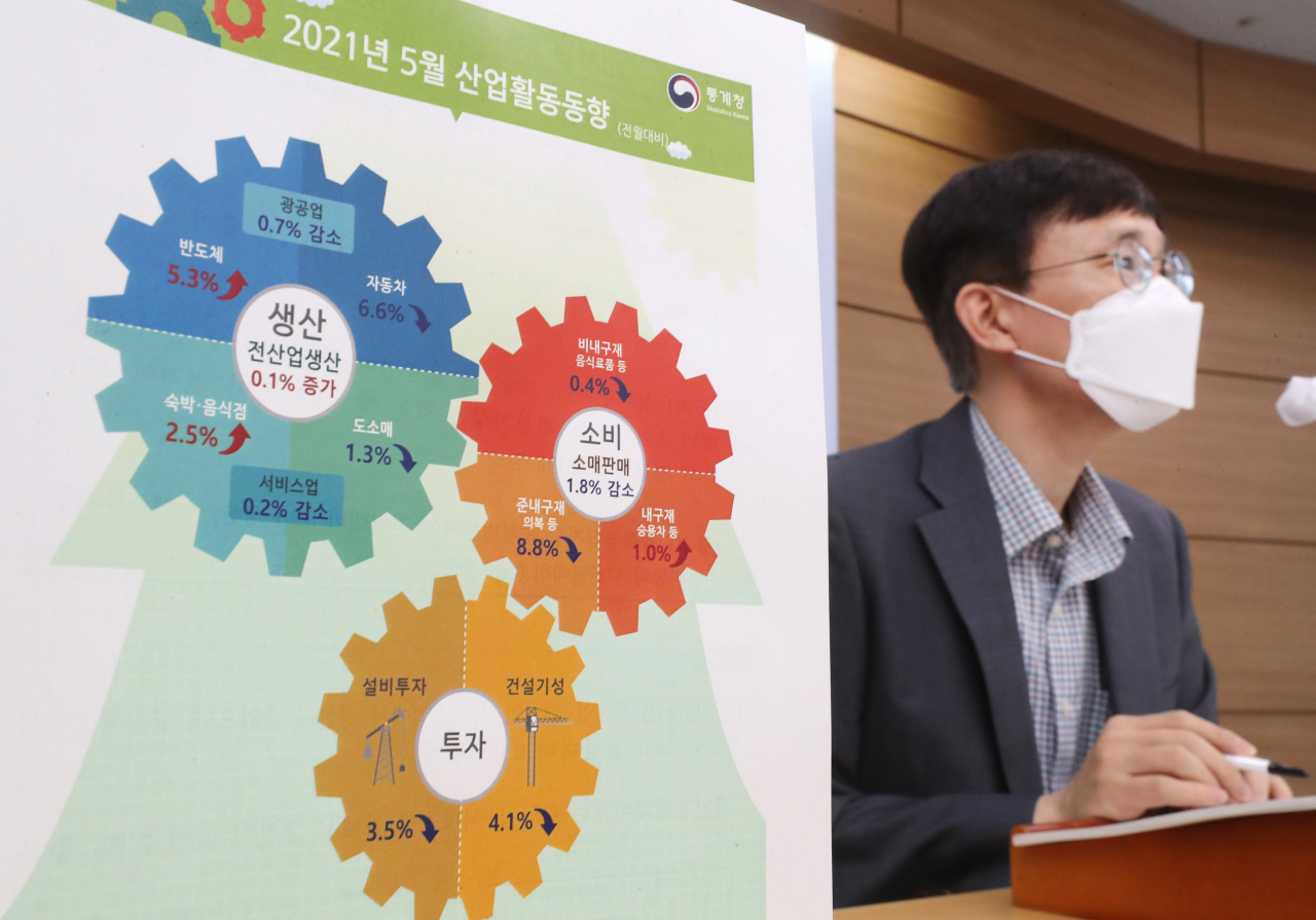 어운선 통계청 경제동향통계심의관이 30일 오전 세종시 정부세종청사에서 2021년 5월 산업활동동향을 발표하고 있다. 연합뉴스