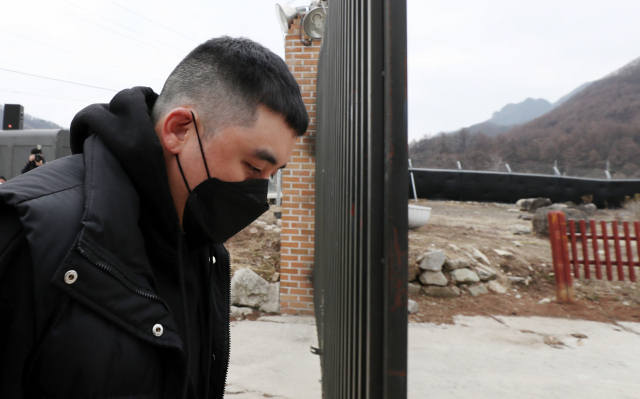 가수 승리. 지난 1일 보통군사법원에서 군 검찰은 승리에게 징역 5년, 벌금 2000만원을 구형했다. [연합]