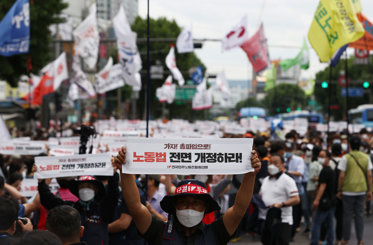 3일 오후 종로3가에서 민주노총 조합원들이 노동법 전면 개정 등을 요구하며 도로를 점거한 채 전국노동자대회를 열고 있다. [연합]