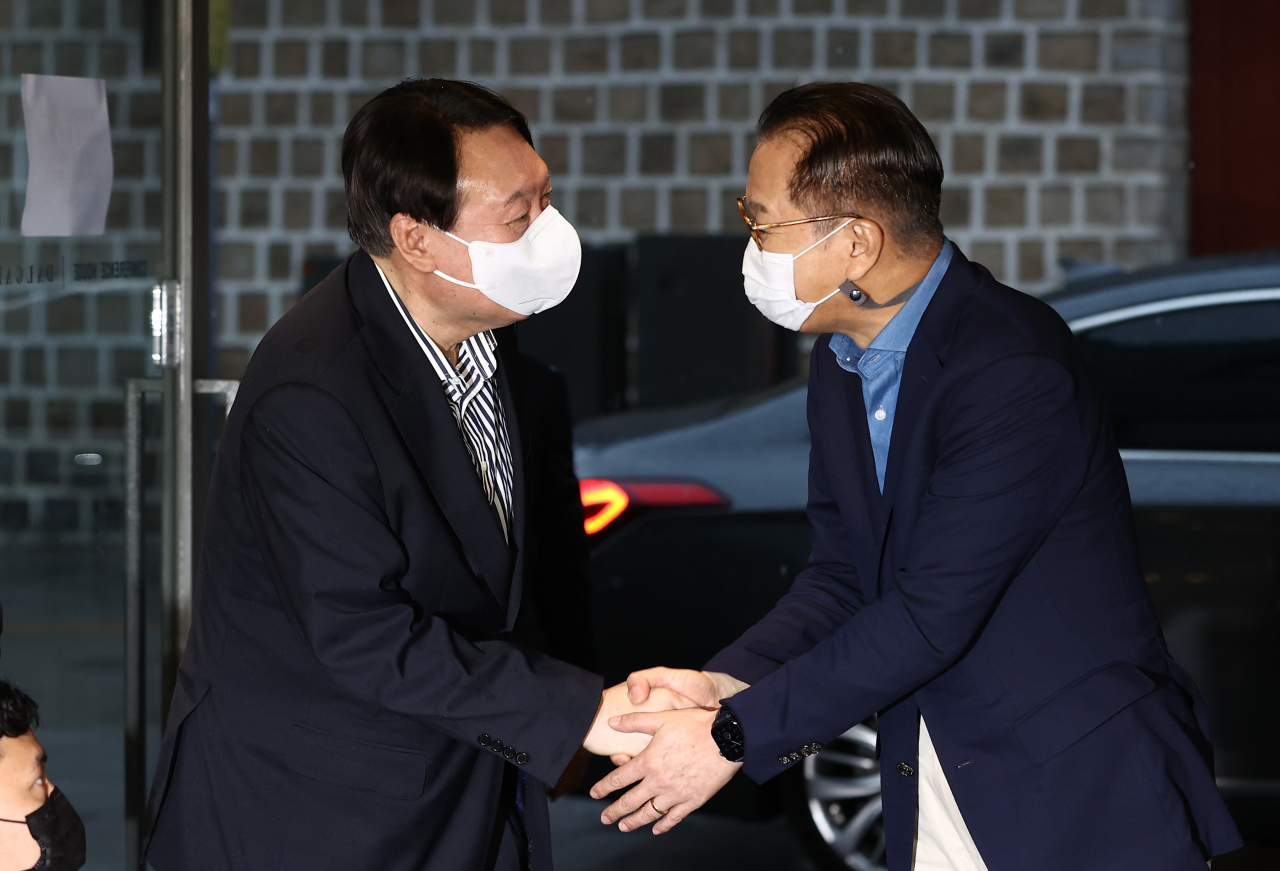 윤석열 전 검찰총장과 국민의힘 대외협력위원장인 권영세 의원이 3일 오후 중구의 한 식당에서 만나 회동에 앞서 인사를 나누고 있다. [연합]