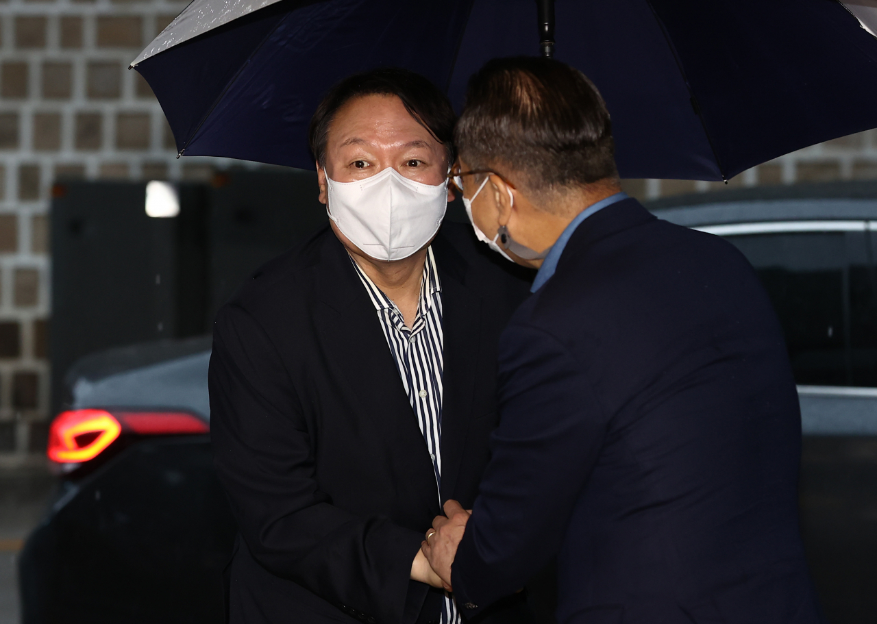 윤석열 전 검찰총장과 국민의힘 대외협력위원장인 권영세 의원이 3일 오후 중구의 한 식당에서 만나 회동에 앞서 인사를 나누고 있다. [연합]