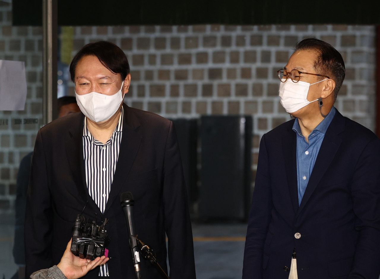 윤석열 전 검찰총장과 국민의힘 대외협력위원장인 권영세 의원이 3일 오후 중구의 한 식당에서 만나 회동에 앞서 취재진의 질문에 답하고 있다. [연합]