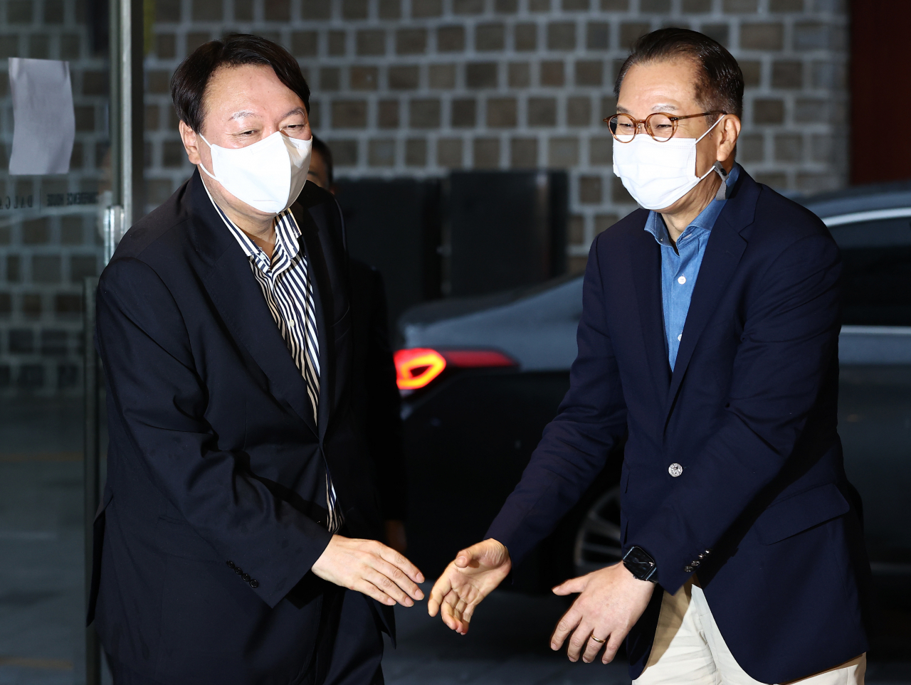 윤석열 전 검찰총장과 국민의힘 대외협력위원장인 권영세 의원이 3일 오후 중구의 한 식당에서 만나 회동에 앞서 인사를 나누고 있다. [연합]