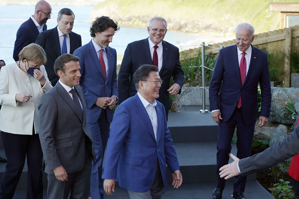 President Moon Jae-in (center) walks off after posing for photos with G-7 members in Cornwall, England, June 12. (Cheong Wa Dae)