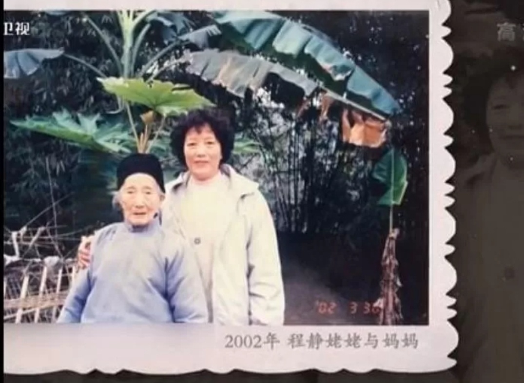 2003년 폐암으로 세상을 떠나기 전 어머니 청쿵룽 씨가 할머니와 다정한 한때를 보내던 모습. [오디티센트럴]