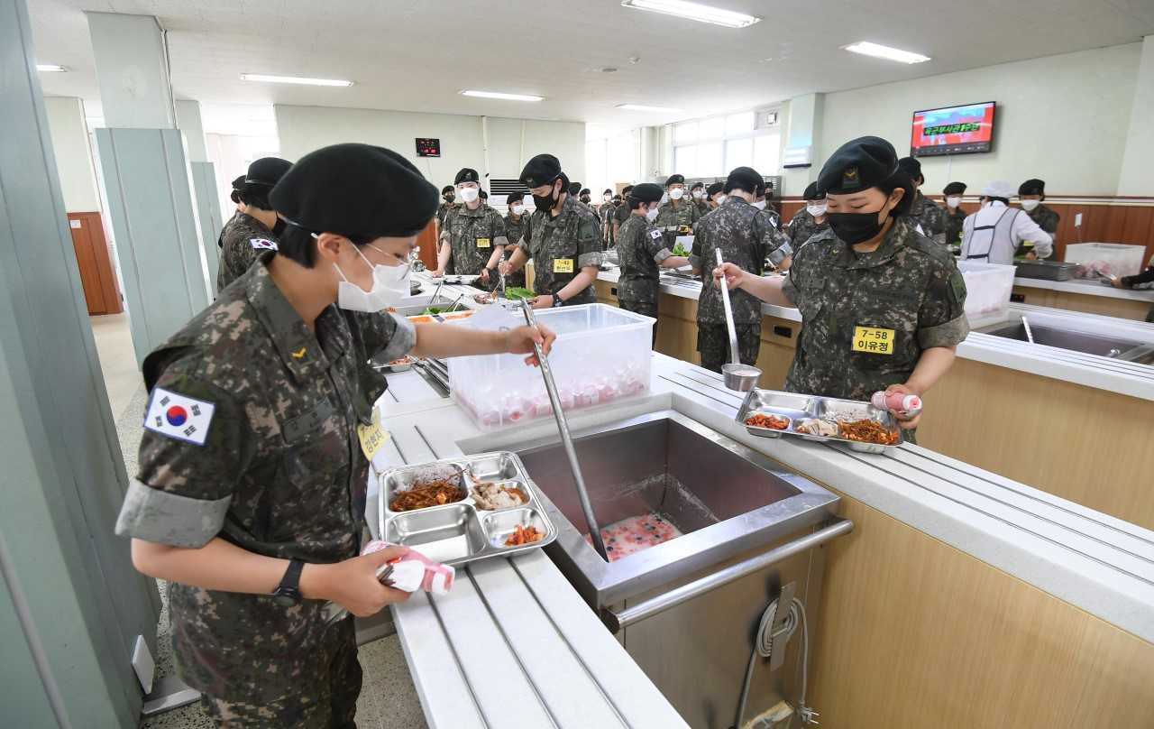 국방부는 부실 급식논란과 관련해 기존 공급자 위주의 식재료 조달체계를 경쟁체계로 전환하는 등 장병 선호와 건강을 우선하는 구조로 바꾸겠다고 밝혔다. 일반 국민들로 구성된 대한민국 급식·피복 모니터링단이 군 급식현장을 둘러보고 있다. [국방부 제공]