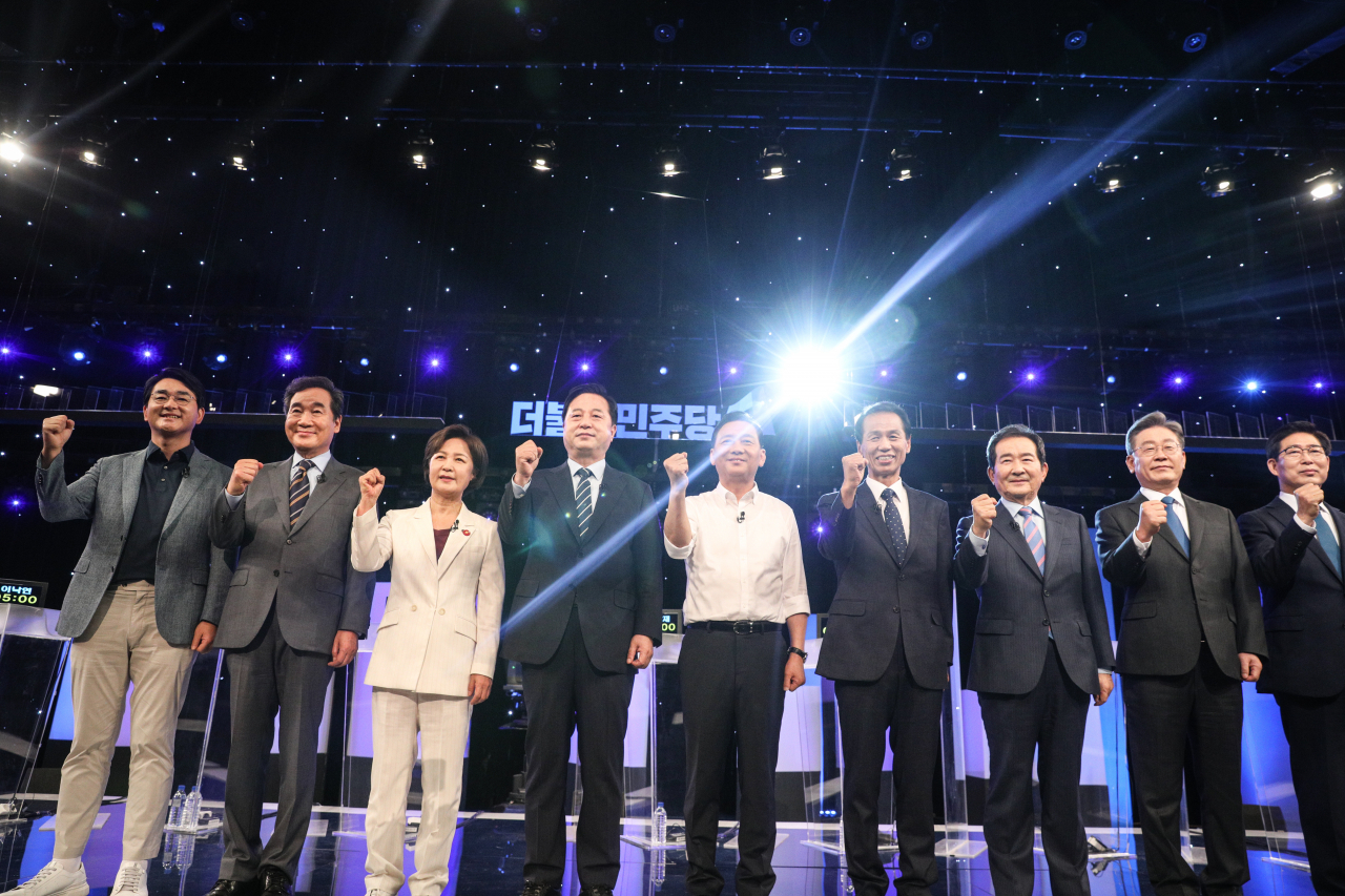 더불어민주당 대선 경선 예비후보들이 지난 3일 오후 서울 여의도 KBS에서 열린 첫 합동 토론회에 앞서 기념촬영을 하고 있다. 왼쪽부터 박용진, 이낙연, 추미애, 김두관, 이광재, 최문순, 정세균, 이재명, 양승조 후보. 2021. 7. 3 [이낙연 캠프 제공]