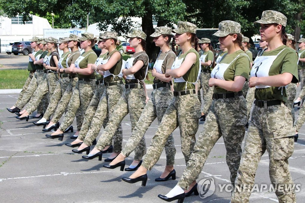 하이힐을 신고 퍼레이드 연습 중인 우크라이나 여군 [AFP/우크라이나 국방부·연합]