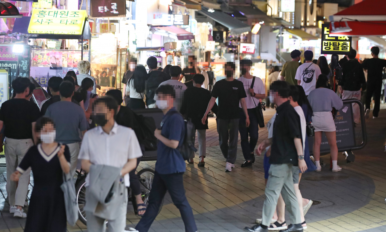 국내 신종 코로나바이러스 감염증(코로나19) 확산세가 다시 거세지고 있는 2일 밤 10시가 지나자 서울 마포구 홍대 인근 거리로 나온 시민 및 외국인 등이 거리를 지나고 있다. [연합]