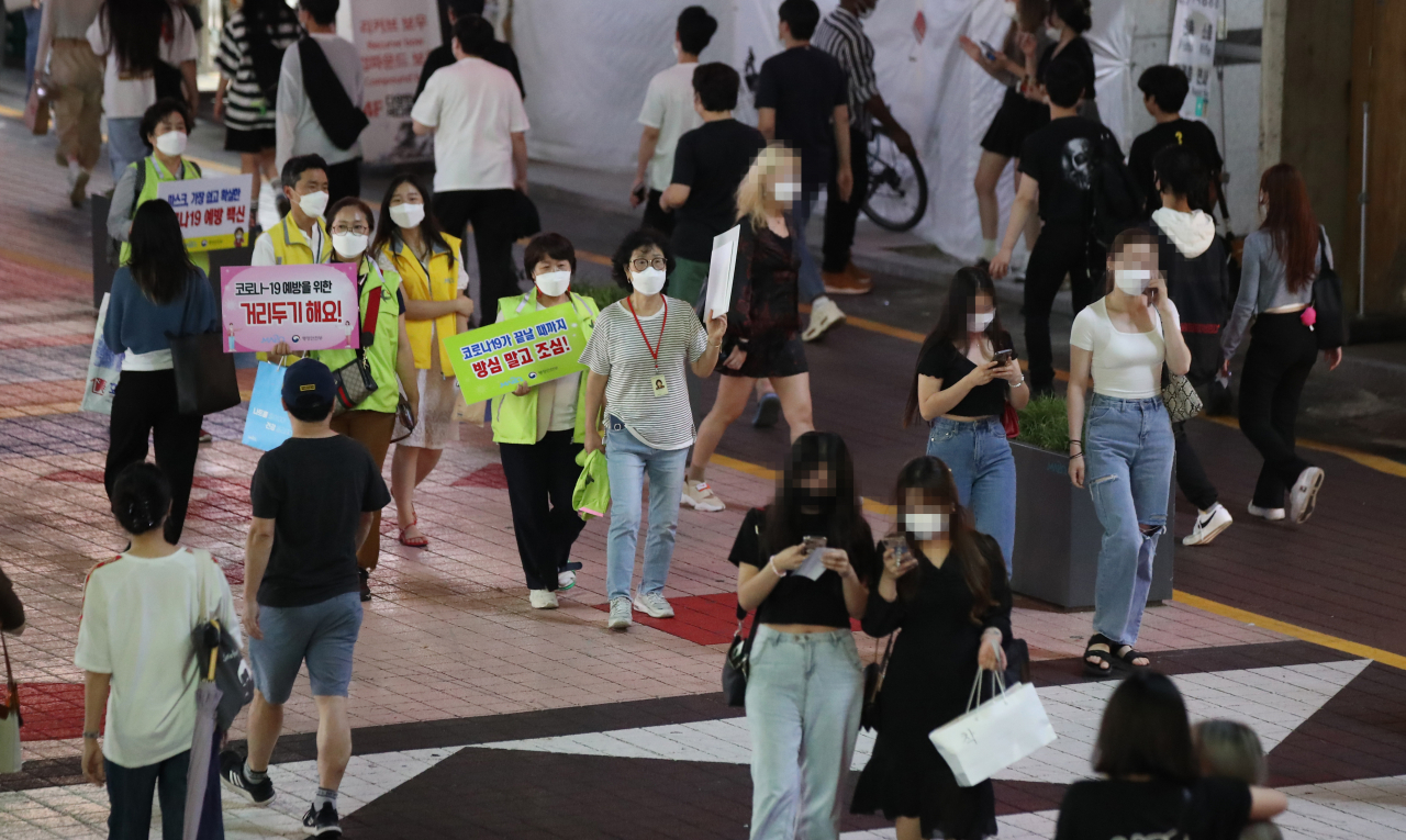국내 신종 코로나바이러스 감염증(코로나19) 확산세가 다시 거세지고 있는 지난 2일 밤 마포구청 및 지역 주민 등이 거리두기 및 마스크 착용 캠페인을 벌이고 있다. [연합]