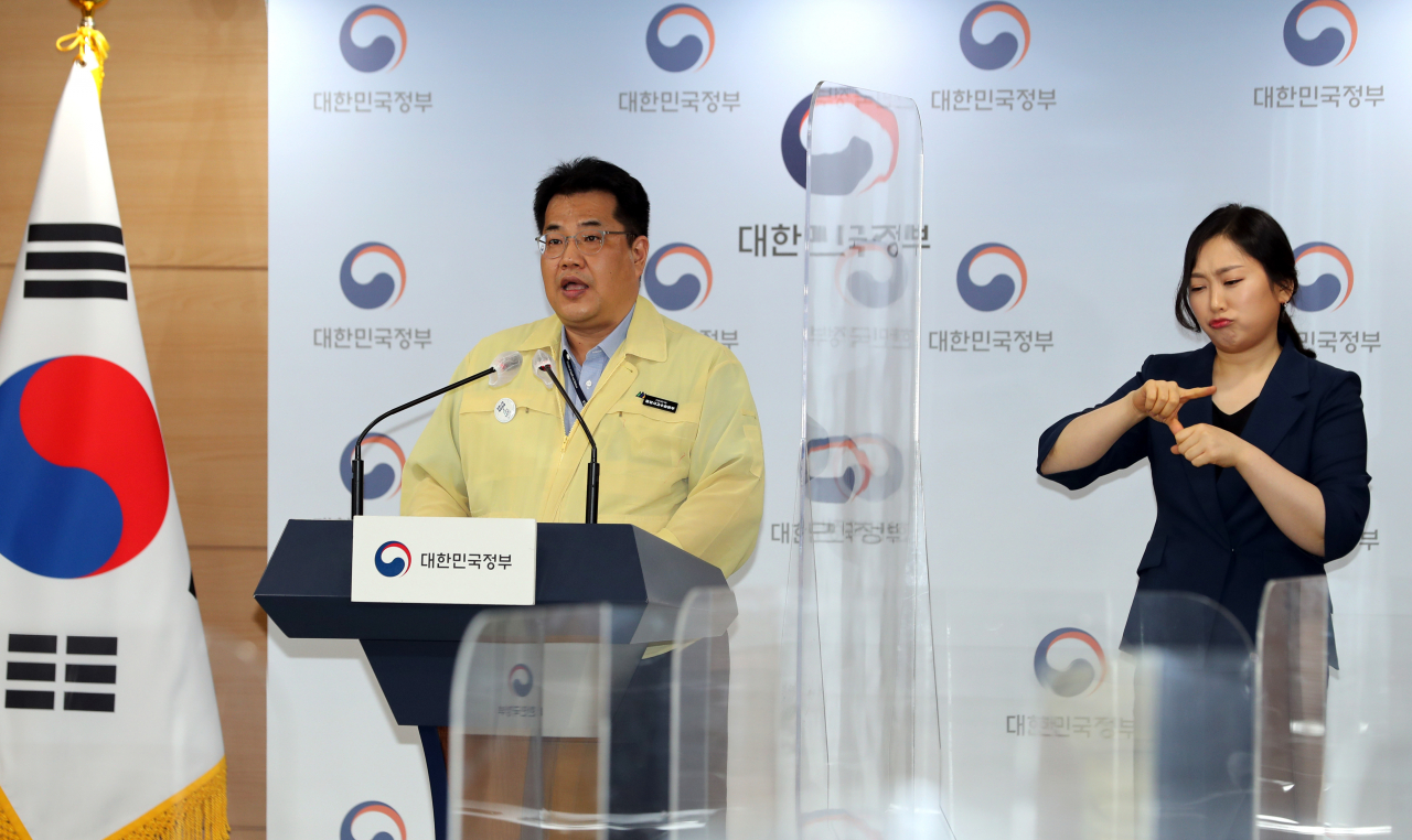 손영래 중앙사고수습본부 전략기획반장(보건복지부 대변인)이 4일 정부서울청사에서 코로나19 중대본 회의 결과 브리핑을 하고 있다. [연합]