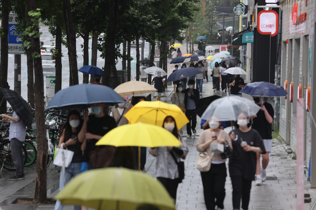 신종 코로나바이러스 감염증(코로나19) 확진자가 다시 700~800명대로 늘어나며 수도권의 새 거리두기가 1주일 유예된 가운데 4일 오후 서울 마포구 홍대 인근에서 시민들이 마스크를 착용한 채 발걸음을 옮기고 있다. [연합]