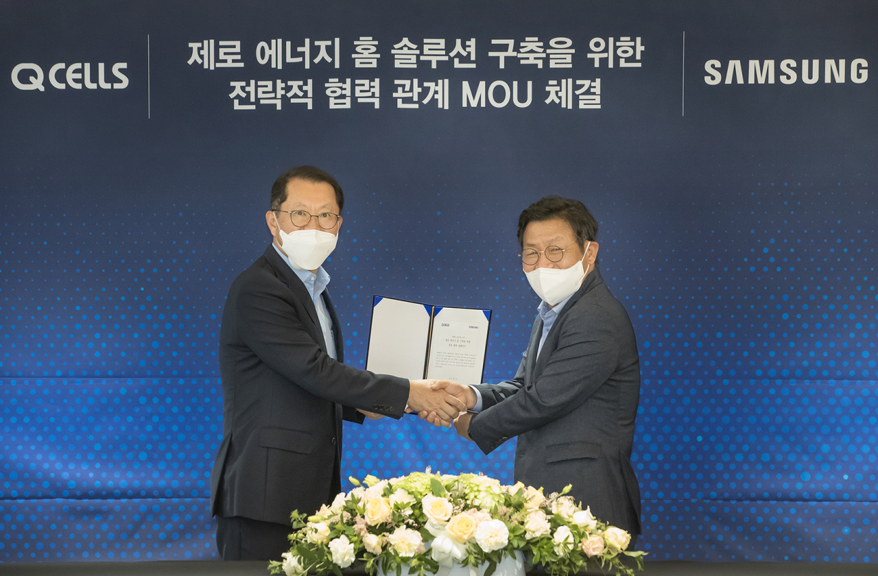 김희철 한화큐셀 사장(왼쪽)과 이재승 삼성전자 생활가전사업부장(사장)이 지난 2일 서울 중구 한화그룹 본사에서 ‘제로 에너지 홈(Zero Energy Home) 구축을 위한 상호 협력 양해각서(MOU)’를 체결하고 기념사진을 촬영하고 있다. [삼성전자 제공]