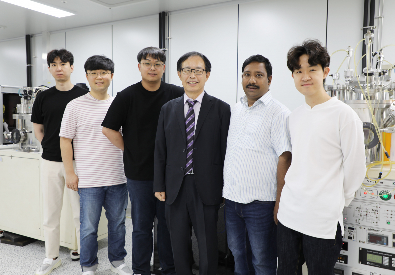 김철기(가운데) 교수와 연구진들.[DGIST 제공] ]