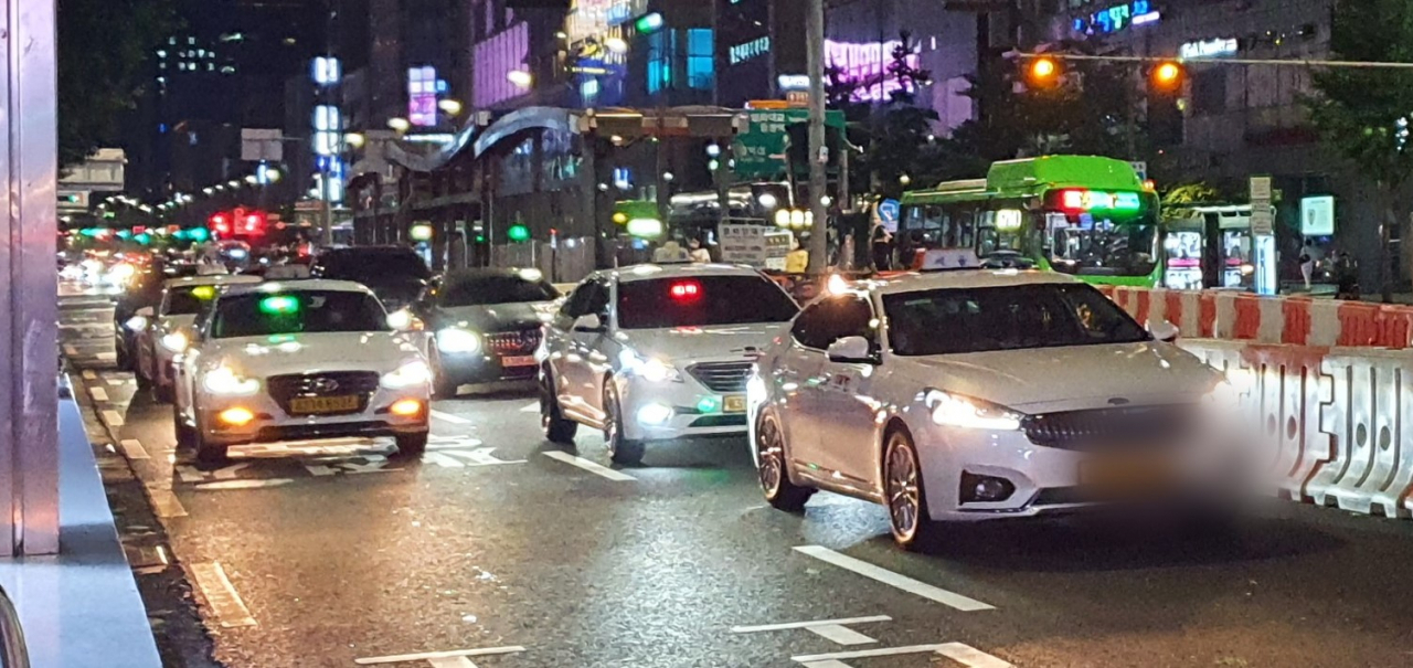 금요일이었던 지난 2일 밤 서울 마포구 지하철 홍대입구역 인근. 오후 11시를 훌쩍 넘긴 시간이지만 이미 ‘예약’된 택시들이 줄이어 도로를 가득 메우고 있다. 김지헌 기자