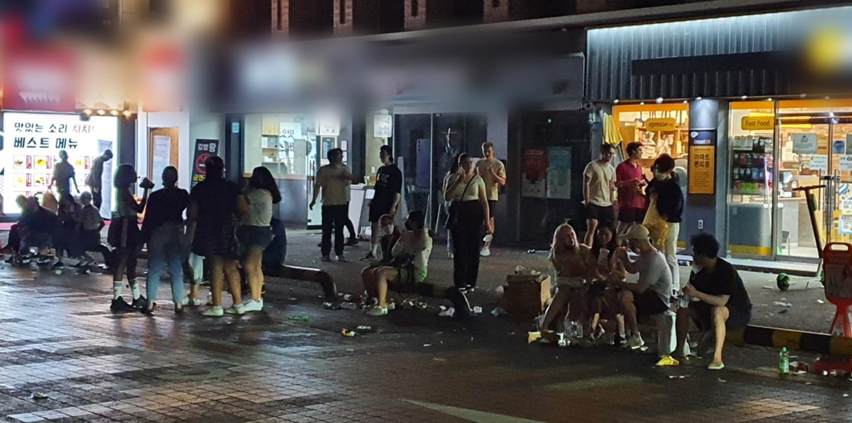 지난 3일 오전 0시10분께 서울 강남구 지하철 강남역 인근의 한 편의점 앞에서 20여 명의 사람이 삼삼오오 모여 술자리를 벌이고 있다. 김지헌 기자