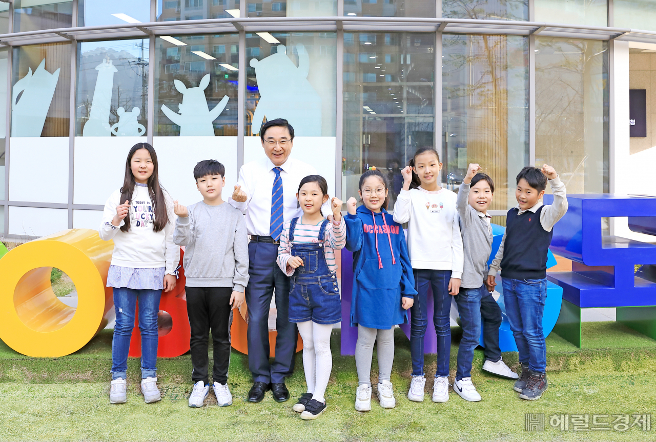 이동진 도봉구청장이 도봉구 어린이홍보대사와 기념사진을 찍고 있다