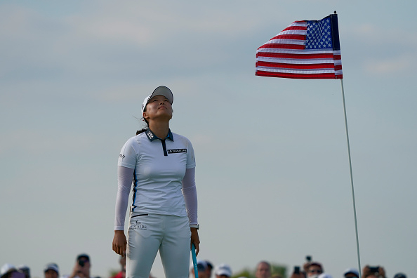 고진영이 LPGA 투어 볼런티어스 오브 아메리카(VOA) 클래식서 우승을 확정한 뒤 하늘을 올려다 보며 기쁨을 만끽하고 있다. [게티이미지]