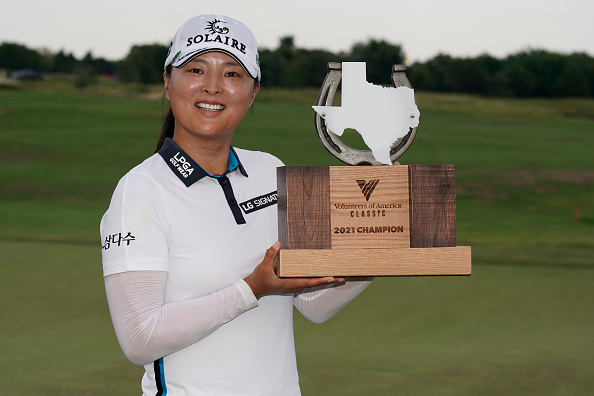 고진영이 LPGA 투어 볼런티어스 오브 아메리카(VOA) 클래식 우승컵을 들어보이고 있다. [게티이미지]