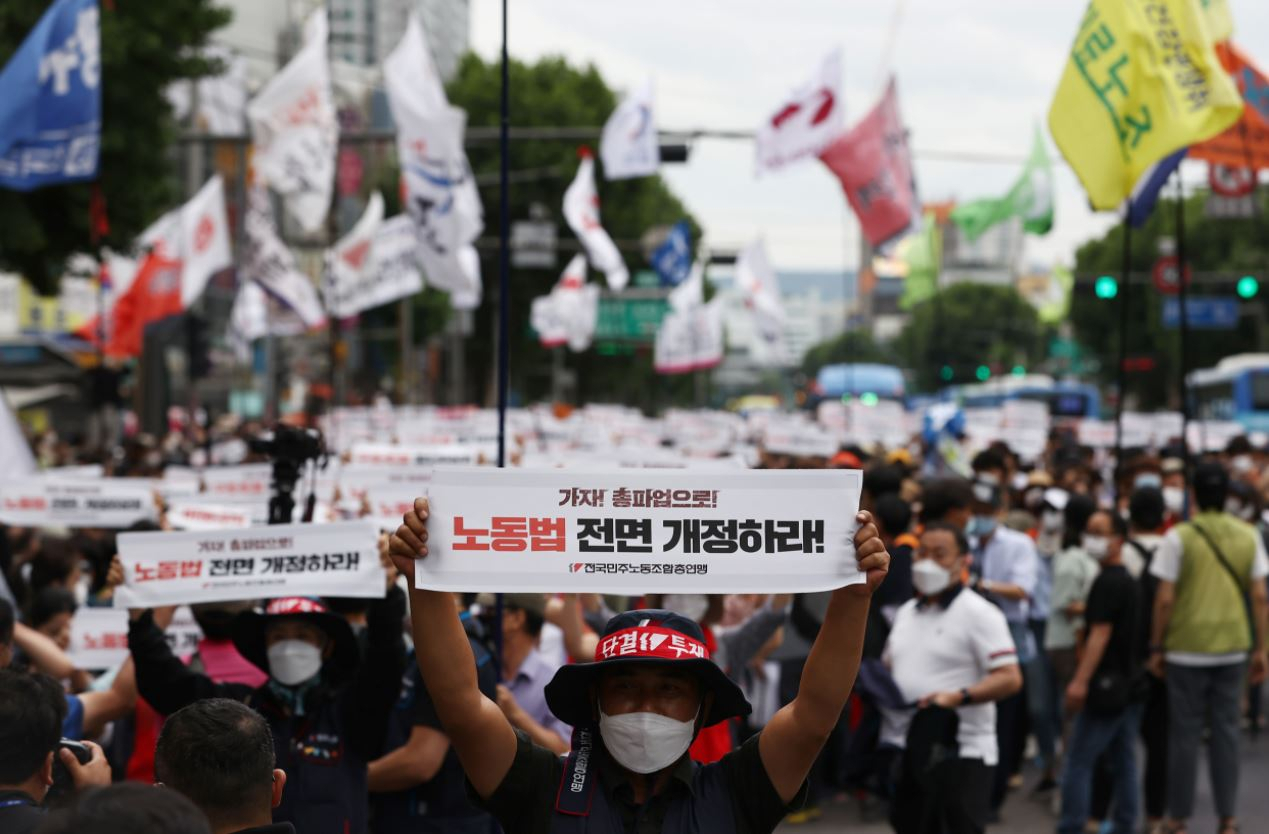 지난 3일 오후 서울 종로3가 일대에서 민주노총 소속 조합원들이 노동법 전면 개정 등을 요구하며 도로를 점거한 채 전국노동자대회를 열고 있다. [연합]