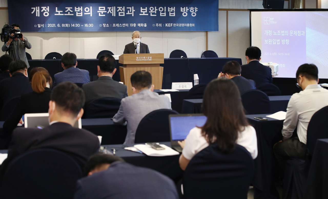 지난달 8일 오후 서울 중구 프레스센터에서 열린 개정 노조법의문제점과 보완입법 방향 토론회에서 손경식 한국경영자총협회 회장이 인사말을 하고 있다. [연합]