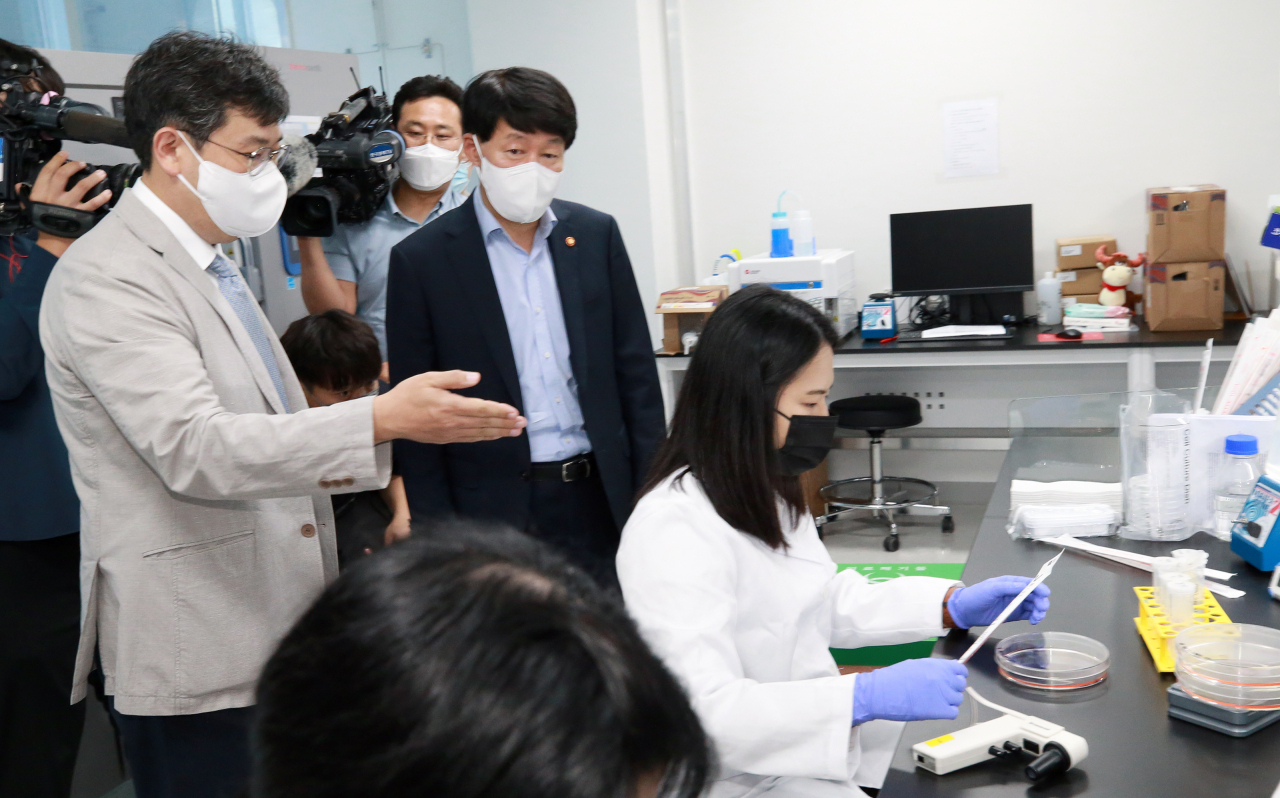 친노동 정책이 포스트 코로나 시기에 몰려오면서 경제회복 발목을 잡을 수 있다는 우려가 커지고 있다. 고용폭발을 유발하기 위해 유연한 노동정책을 써야하는 시점에 오히려 규제를 강화한다는 것이다. 사진은 지난 1일부터 5&sim;49인 사업장에 주52시간제가 적용됨에 따라 현장 준비상황 등을 점검하기 위해 2일 오후 서울 금천구에 위치한 의약품 제조기업 메디노를 방문, 생산 현장을 둘러보고 있는 안경덕 고용노동부 장관. [고용노동부 제공]