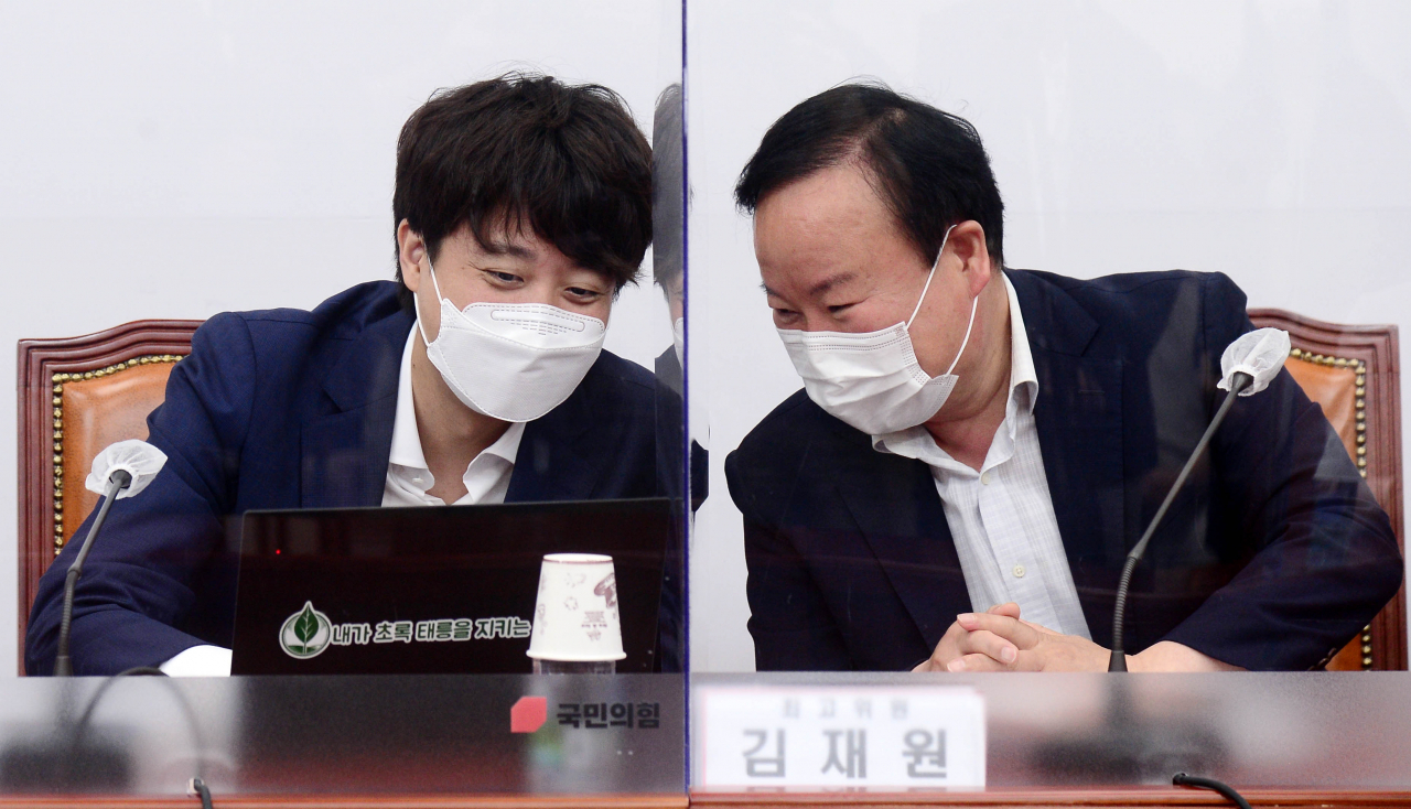 이준석 국민의힘 대표가 5일 서울 여의도 국회에서 열린 최고위원회의에서 김재원 최고위원과 대화를 하고 있다. [연합]
