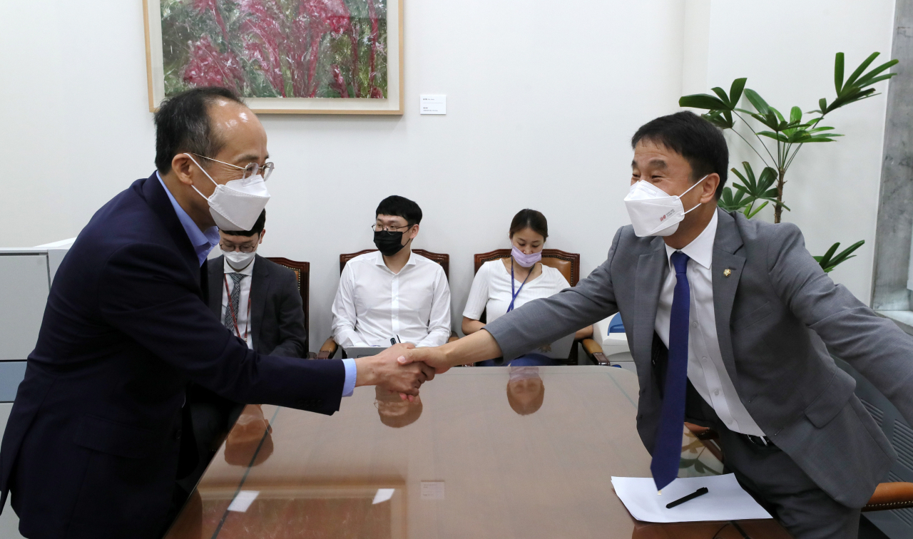 한병도 더불어민주당 원내수석부대표(오른쪽)와 추경호 국민의힘 원내수석부대표가 5일 국회에서 7월 임시국회 의사 일정 논의를 위한 회동을 하고 있다. [이상섭 기자]